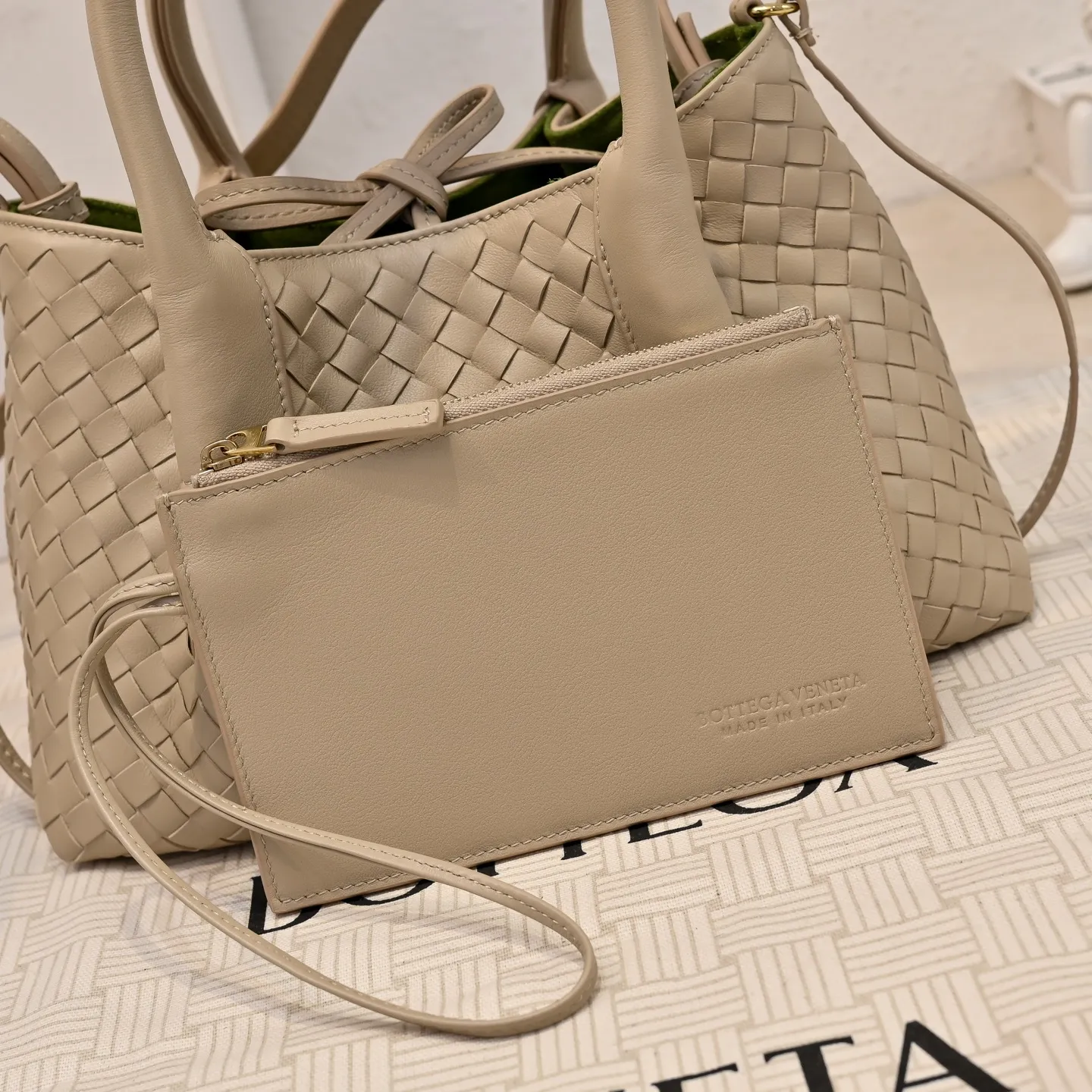 Batch 1760 BOTTEGA VENETA 2025 new product pinacoteca has super soft leather, and the weaving function, practicality and relaxed fashion sense have not fallen behind❤️‍🔥Amway has given sisters a must-have bag when going out. The size of the bag also accurately meets the commuting needs of urban beauties. It can accommodate mobile phones, keys, lipstick, powder, sunscreen, shopping bags...all of it! ! ! 🔥The capacity should not be underestimated~ It does not choose people, clothes, or occasions. With its majestic curved outline, exquisite woven texture, delicate edges and rounded handles, this woven vegetable basket bag truly achieves the goal of "dressing up and being fashionable without getting in the way"~ Are you interested in Jimei? Style number: 9004 Size: 24*15*12cm